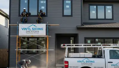 Professional vinyl siding contractors in Indianapolis IN installing durable home exteriors